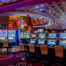 সাধারণ প্রশ্ন পড়ছেন একজন মোবাইল ব্যবহারকারী